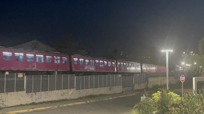 Ο ροζ συρμος που έγινε Viral στον Ηλεκτρικο