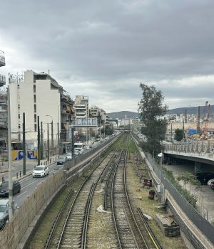 Οι γραμμές του ΗΣΑΠ στο Νέο Φαληρο ,σημειο που θα ξεκινήσει η υπογειοποίηση εαν και εφόσον γίνει