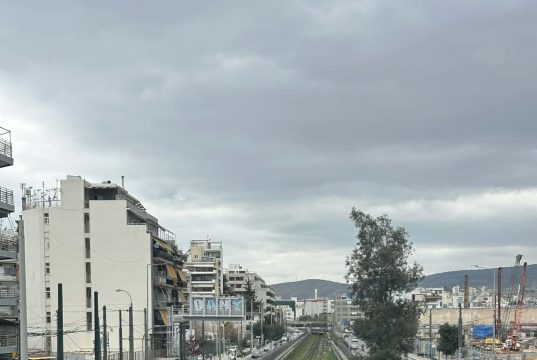 Οι γραμμές του ΗΣΑΠ στο Νέο Φαληρο ,σημειο που θα ξεκινήσει η υπογειοποίηση εαν και εφόσον γίνει