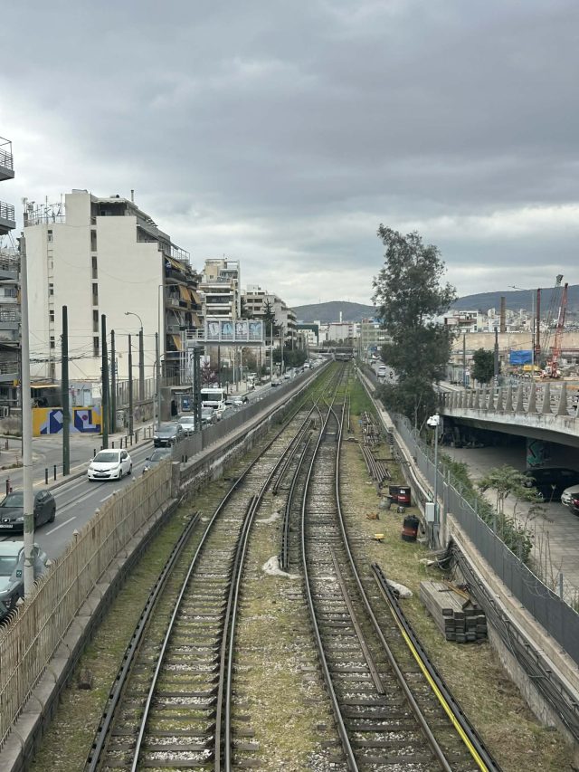 Οι γραμμές του ΗΣΑΠ στο Νέο Φαληρο ,σημειο που θα ξεκινήσει η υπογειοποίηση εαν και εφόσον γίνει