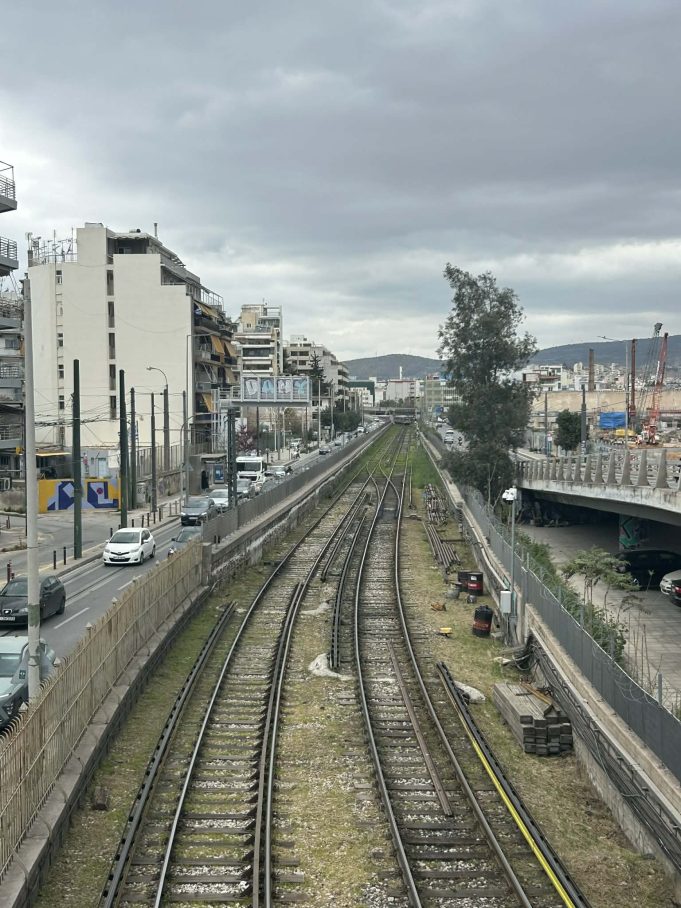 Οι γραμμές του ΗΣΑΠ στο Νέο Φαληρο ,σημειο που θα ξεκινήσει η υπογειοποίηση εαν και εφόσον γίνει