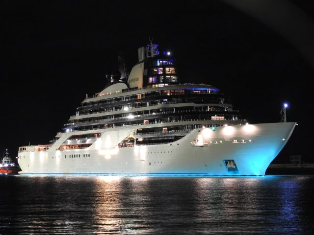 FOUR SEASONS I Το πολυτελές FOUR SEASONS I για πρώτη φορά στον Πειραιά