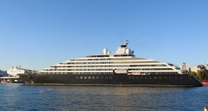 To Scenic Eclipse II φτάνοντας στον Πειραια