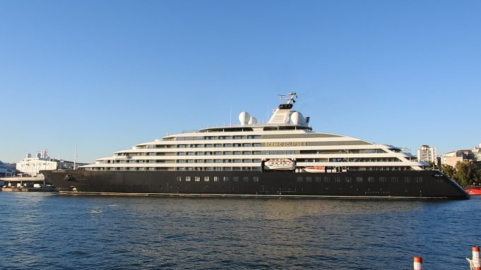 To Scenic Eclipse II φτάνοντας στον Πειραια