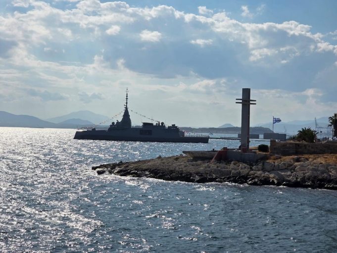 Στη Σχολή Ναυτικών Δοκίμων ο εορτασμός για τα 53 χρόνια από το Κίνημα του Ναυτικού – Εντυπωσιακή εικόνα με τη φρεγάτα «Κίμων» ανοικτά της Πειραϊκής