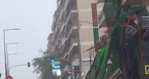 Πειραιάς: Κατέρρευσε σκαλωσιά στη Γρηγορίου Λαμπράκη λόγω της κακοκαιρίας – Τραυματίστηκε μοτοσικλετιστής