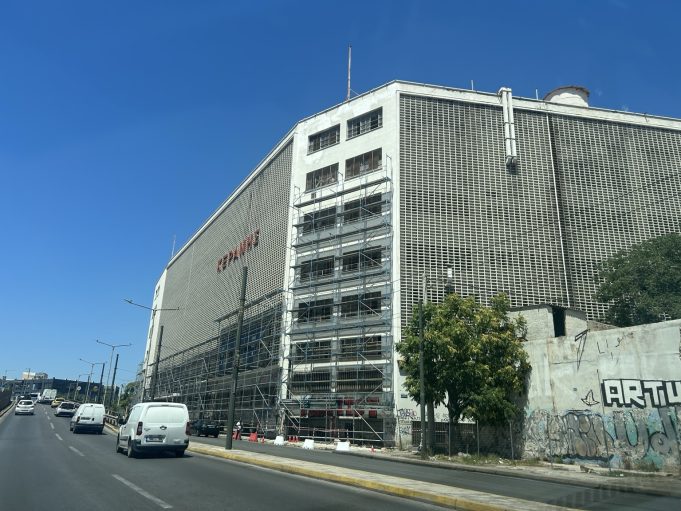 Ξεκινούν οι εργασίες για το Keranis Residences – Στήνονται οι πρώτες σκαλωσιές στο ιστορικό κτίριο του Κεράνη