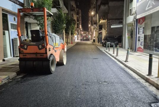 Νέες ασφαλτοστρώσεις σε κομβικούς δρόμους των Α΄ και Β΄ Δημοτικών Κοινοτήτων από τον Δήμο Πειραιά