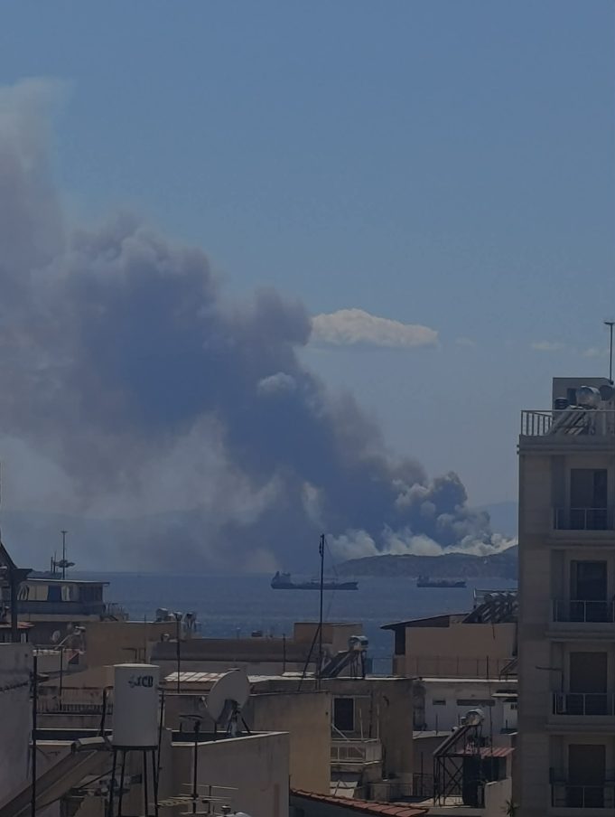 Μεγάλη φωτιά στα Περιστέρια Σαλαμίνας – Ήχησε το 112, ισχυρές δυνάμεις στην περιοχή