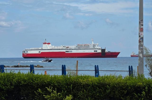 DALEELA EXPRESS off Limassol Το πρώην ΛΕΥΚΑ ΟΡΗ στη Λεμεσό, έχοντας ήδη μετονομαστεί σε DALEELA EXPRESS.