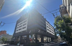 ZEUS Piraeus Grand: Άνοιξε στον Πειραιά με 125 serviced residences και rooftop πισίνα