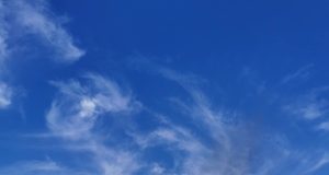 Μεγάλη φωτιά στου Ρέντη – Πυκνοί μαύροι καπνοί πάνω από τον Πειραιά και μήνυμα από το 112
