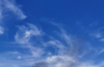 Μεγάλη φωτιά στου Ρέντη – Πυκνοί μαύροι καπνοί πάνω από τον Πειραιά και μήνυμα από το 112