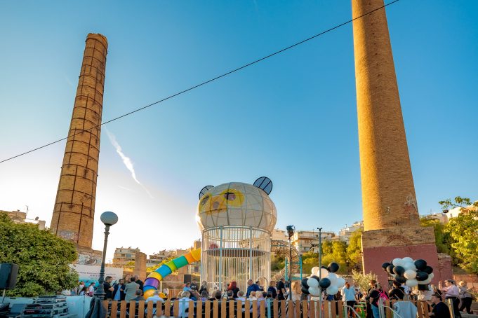 Με παιδικά χαμόγελα και μήνυμα φιλίας Ελλάδας – Κίνας εγκαινιάστηκε η νέα παιδική χαρά «Τραμπολίνο Πάντα» στο πάρκο Δηλαβέρη