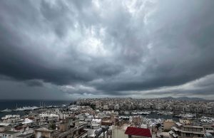 Καταρρακτώδεις βροχές στον Πειραιά και τους γύρω δήμους – Προβλήματα σε δρόμους, έντονα φαινόμενα στο Πέραμα
