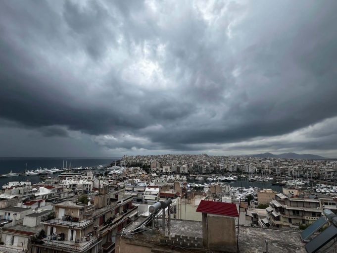 Καταρρακτώδεις βροχές στον Πειραιά και τους γύρω δήμους – Προβλήματα σε δρόμους, έντονα φαινόμενα στο Πέραμα